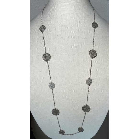 Silver tone Disc Necklace - Picture 4 of 5